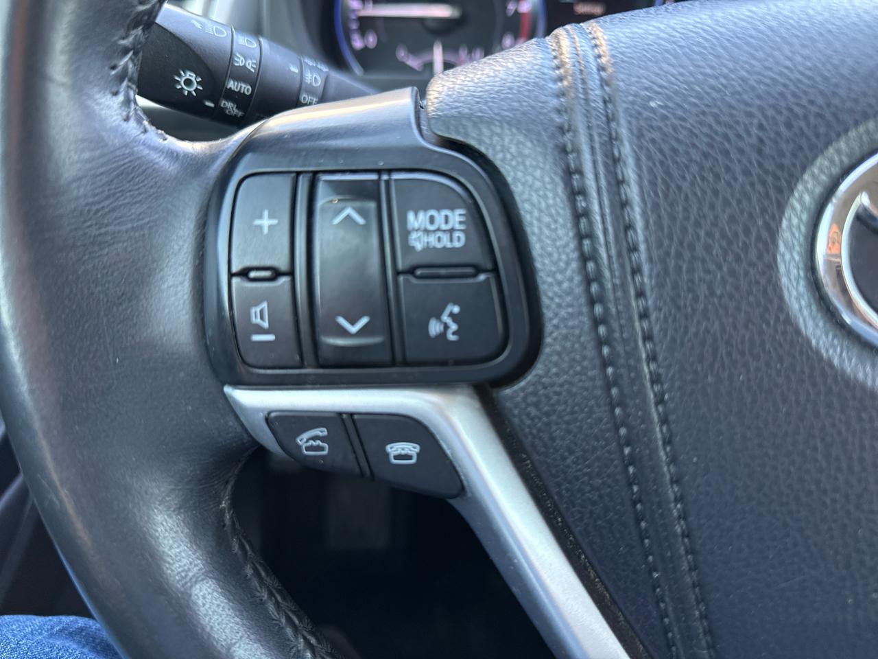 Toyota Highlander FWD 4dr V6  Limited (Natl) 2014