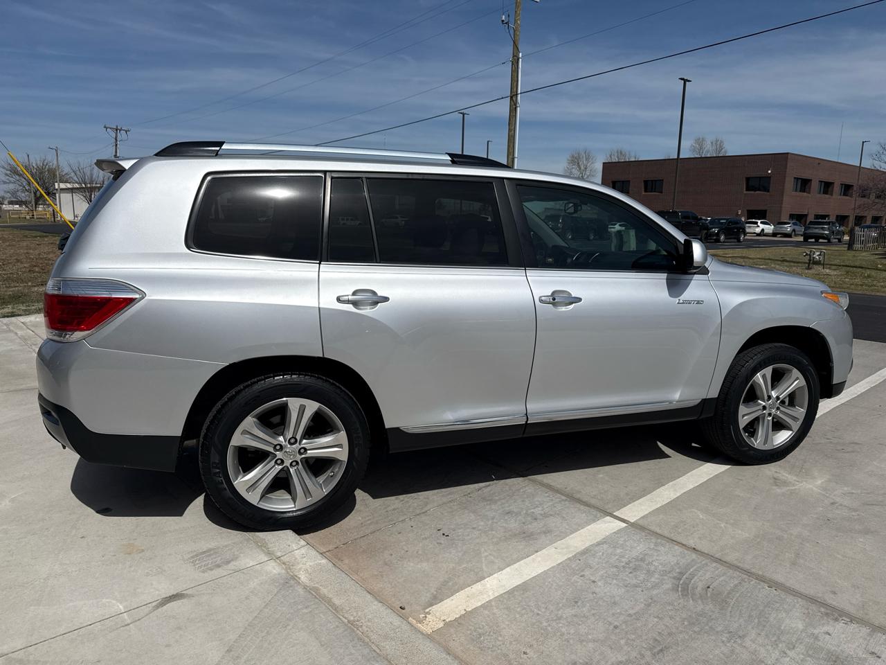 Toyota Highlander FWD 4dr V6 Limited (Natl) 2011