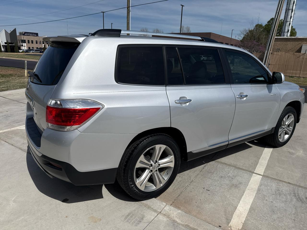 Toyota Highlander FWD 4dr V6 Limited (Natl) 2011