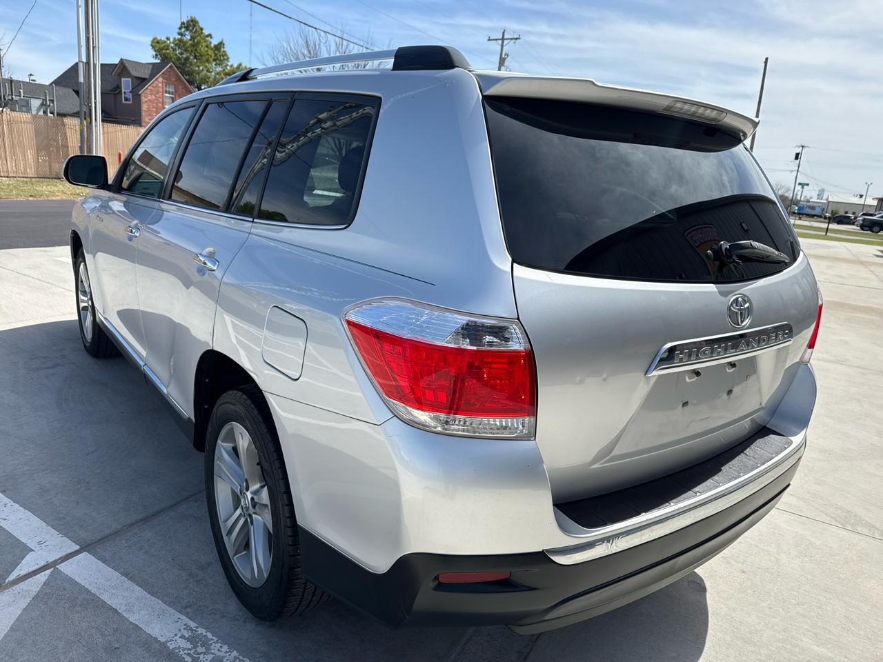 Toyota Highlander FWD 4dr V6 Limited (Natl) 2011