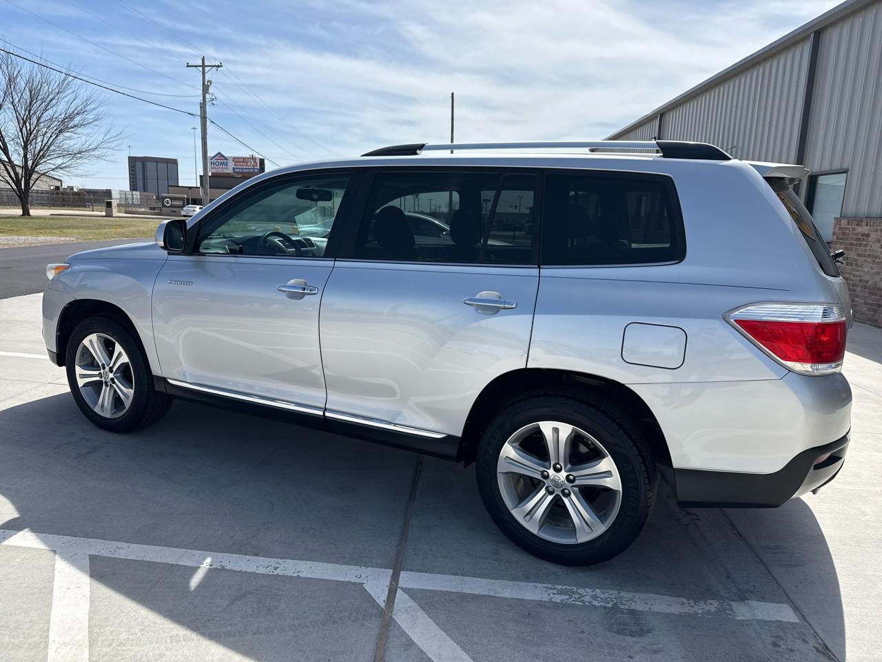Toyota Highlander FWD 4dr V6 Limited (Natl) 2011