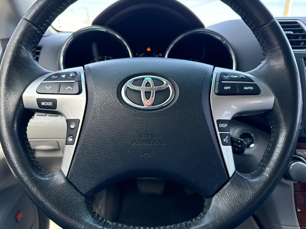 Toyota Highlander FWD 4dr V6 Limited (Natl) 2011