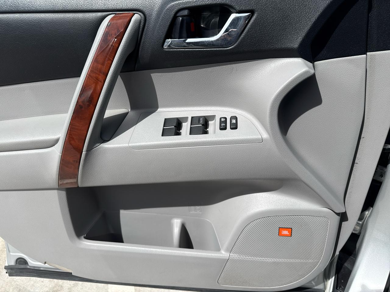 Toyota Highlander FWD 4dr V6 Limited (Natl) 2011