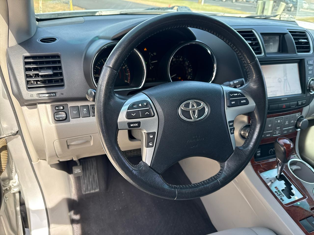 Toyota Highlander FWD 4dr V6 Limited (Natl) 2011