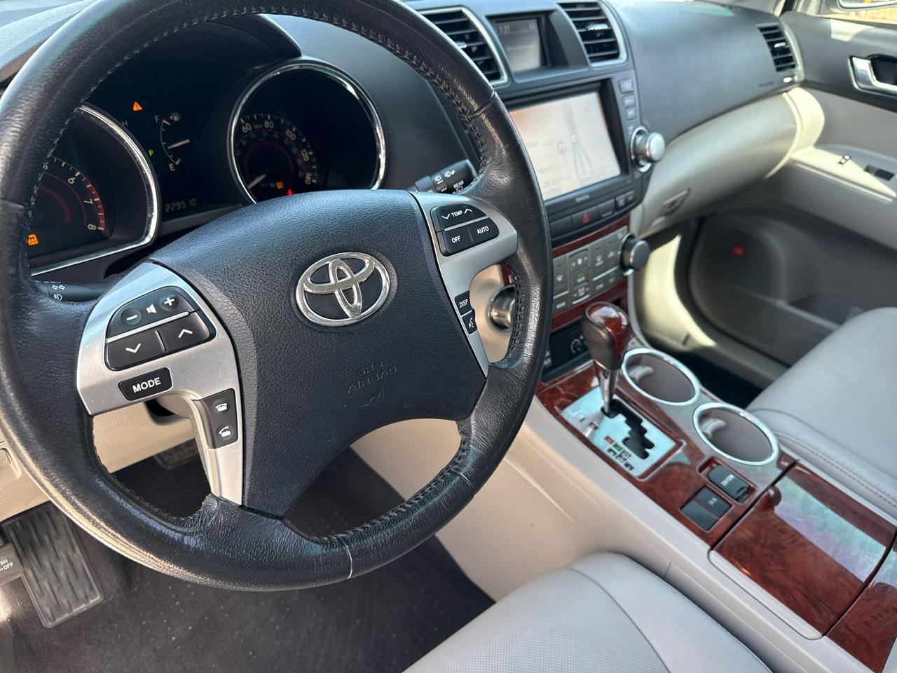 Toyota Highlander FWD 4dr V6 Limited (Natl) 2011