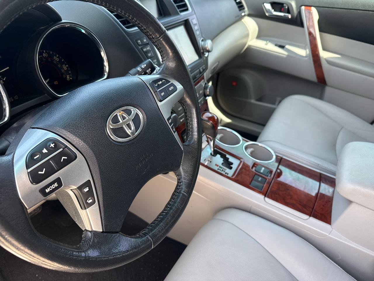 Toyota Highlander FWD 4dr V6 Limited (Natl) 2011