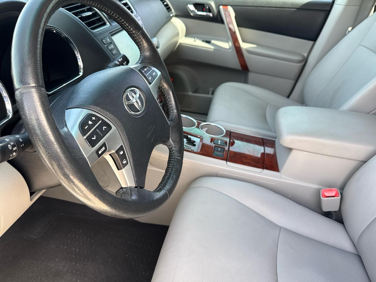 Toyota Highlander FWD 4dr V6 Limited (Natl) 2011