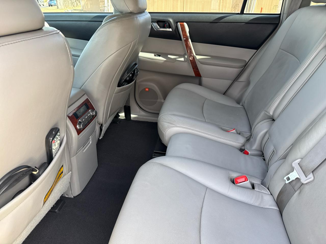 Toyota Highlander FWD 4dr V6 Limited (Natl) 2011