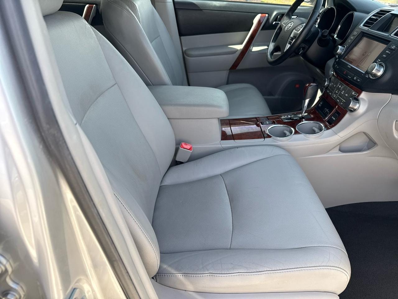 Toyota Highlander FWD 4dr V6 Limited (Natl) 2011