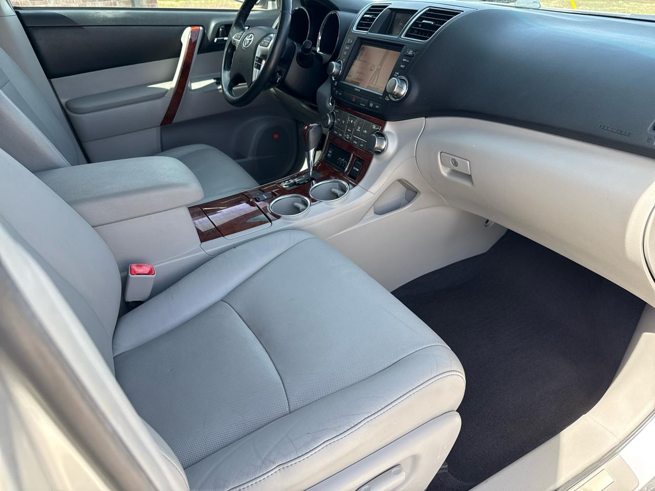 Toyota Highlander FWD 4dr V6 Limited (Natl) 2011