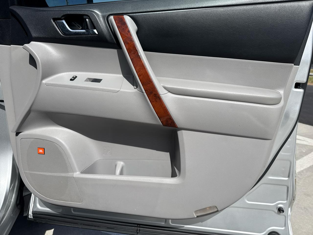 Toyota Highlander FWD 4dr V6 Limited (Natl) 2011