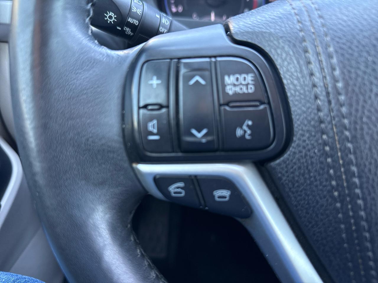 Toyota Highlander FWD 4dr V6 XLE (Natl) 2015