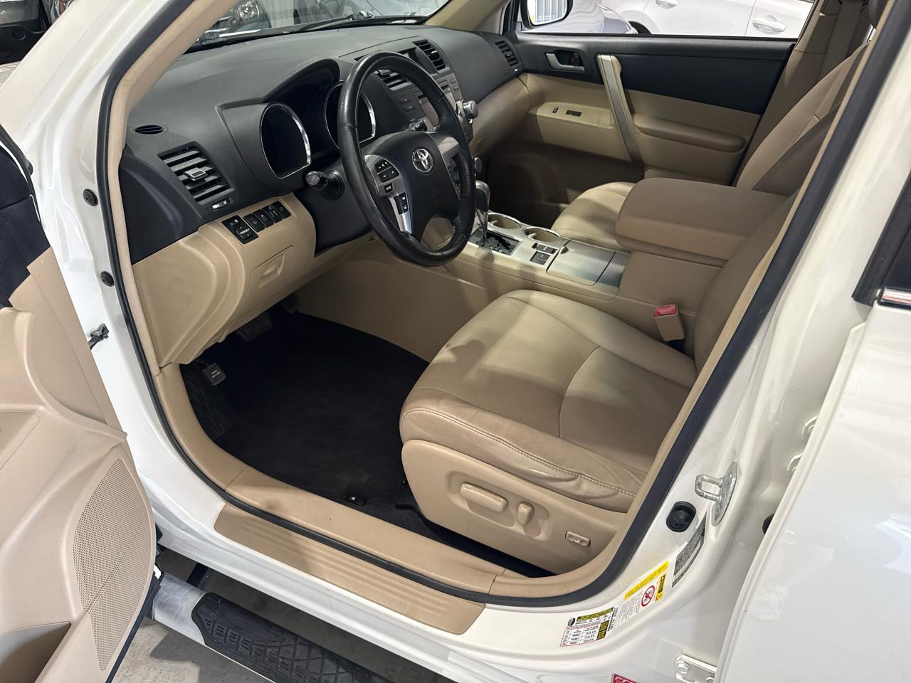 Toyota Highlander FWD 4dr V6 (Natl) 2012