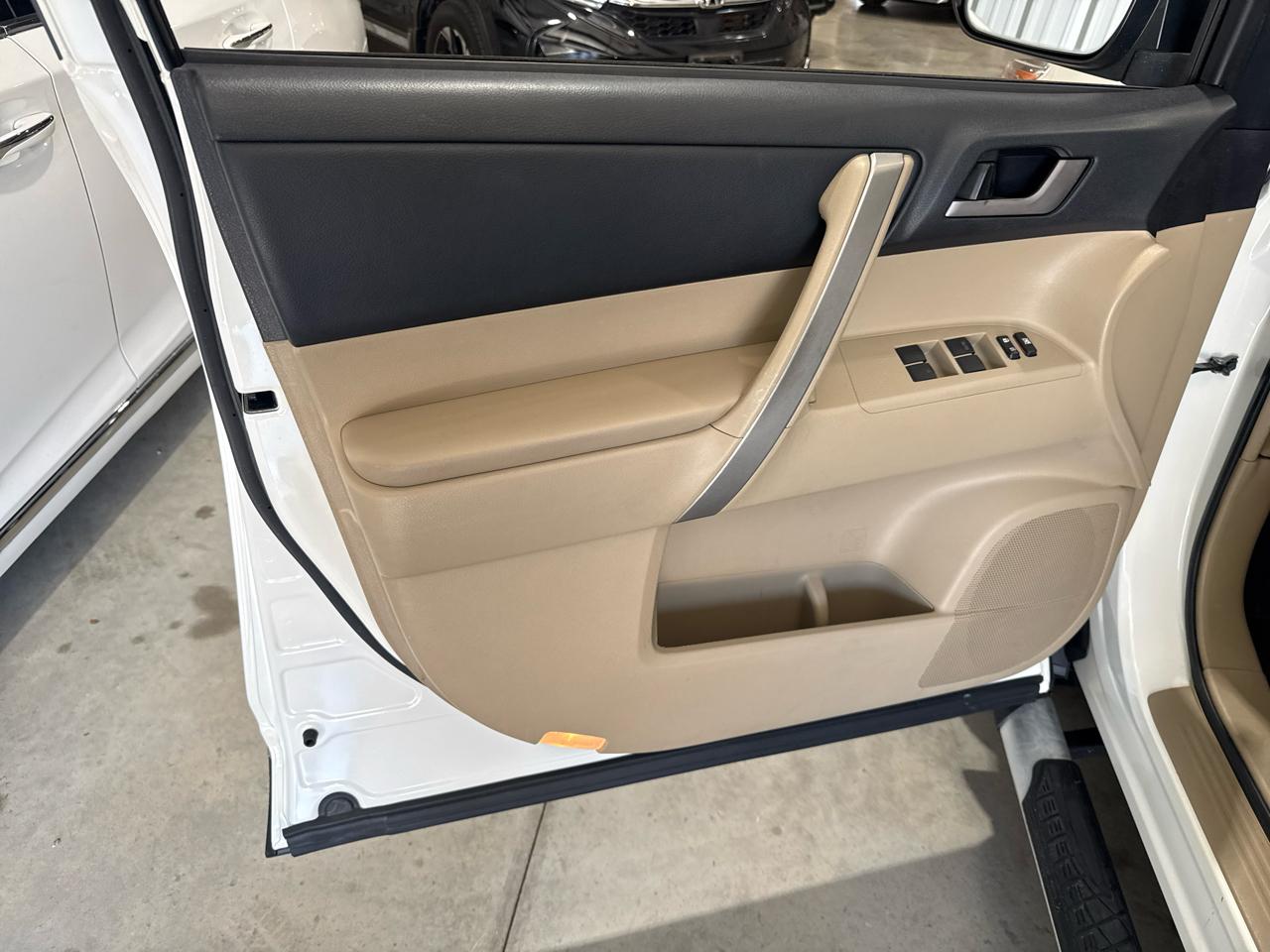 Toyota Highlander FWD 4dr V6 (Natl) 2012