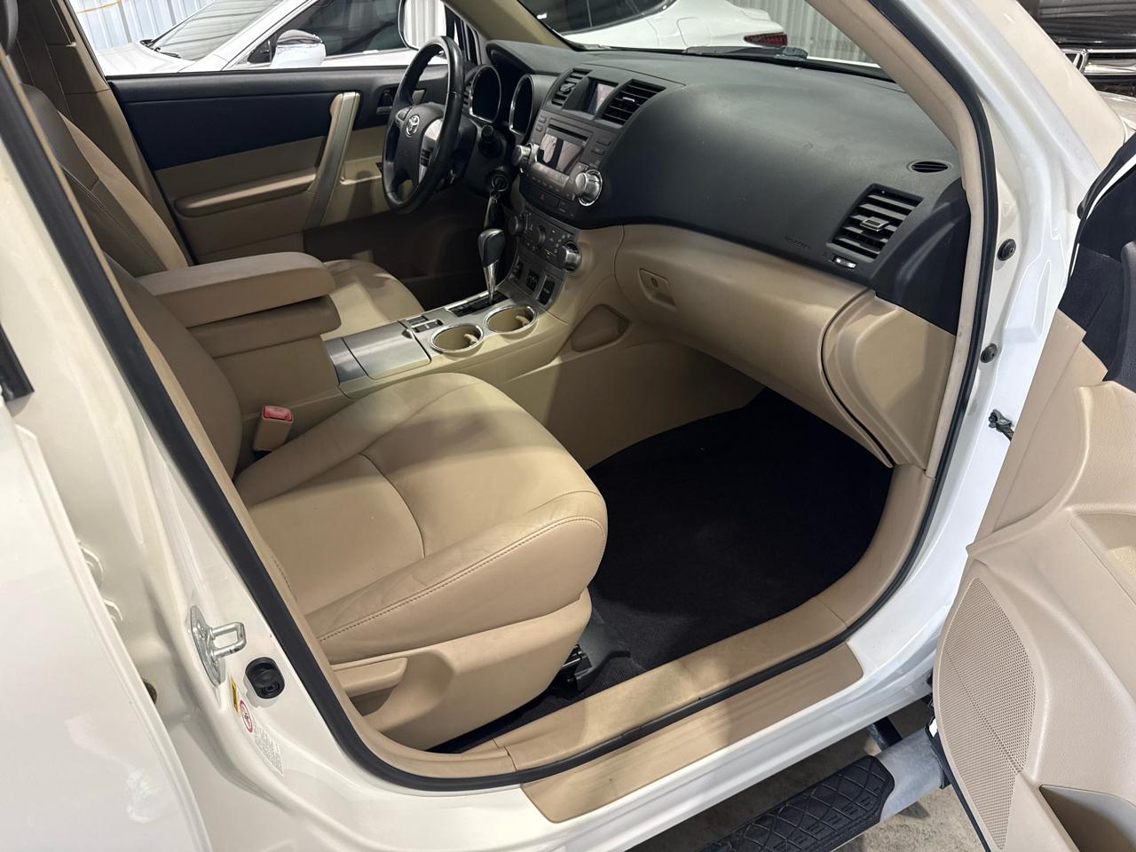 Toyota Highlander FWD 4dr V6 (Natl) 2012