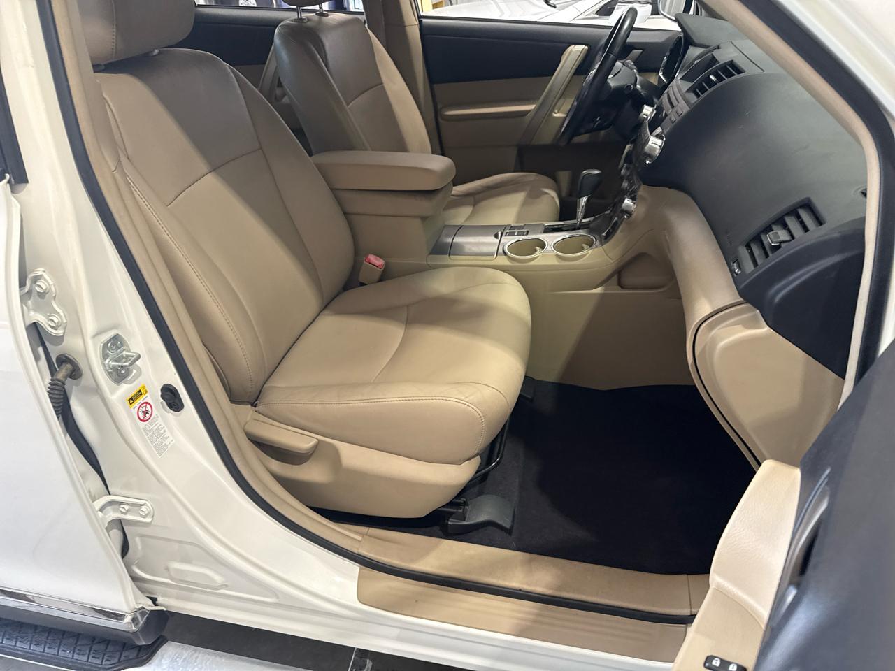 Toyota Highlander FWD 4dr V6 (Natl) 2012