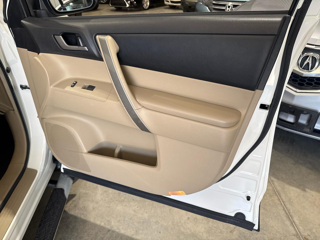 Toyota Highlander FWD 4dr V6 (Natl) 2012