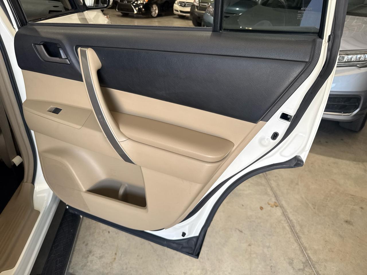 Toyota Highlander FWD 4dr V6 (Natl) 2012