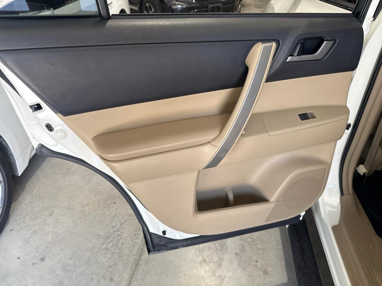 Toyota Highlander FWD 4dr V6 (Natl) 2012