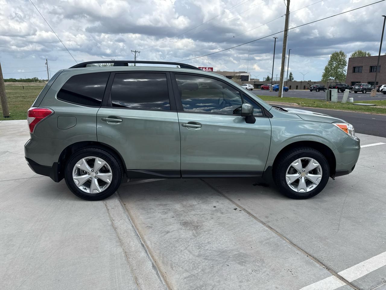 Subaru Forester 4dr CVT 2.5i Premium PZEV 2016