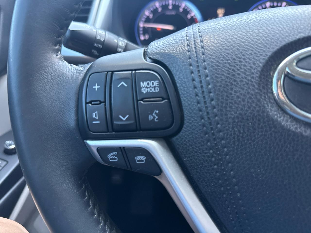 Toyota Highlander FWD 4dr V6 XLE (Natl) 2015