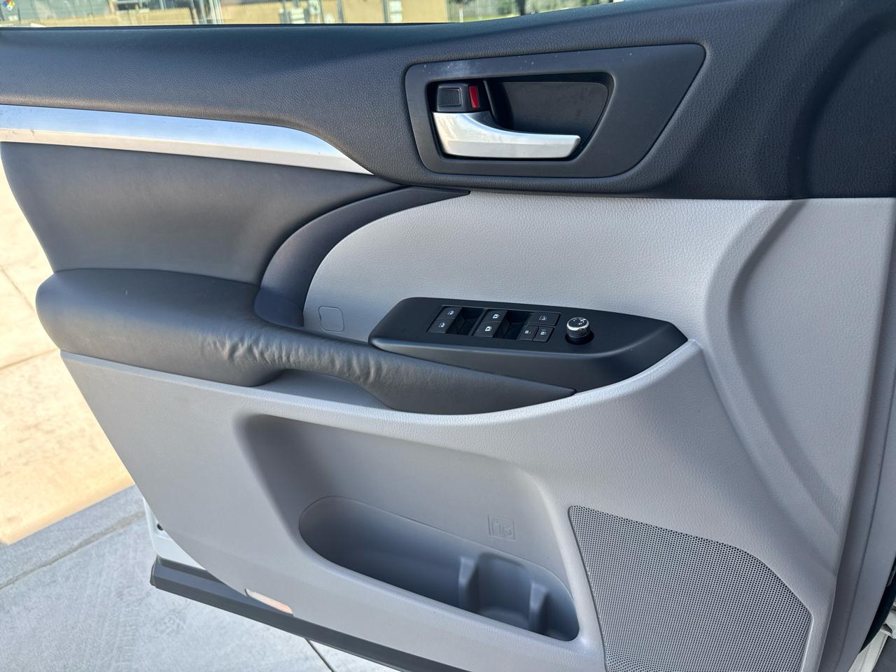 Toyota Highlander FWD 4dr V6 XLE (Natl) 2015