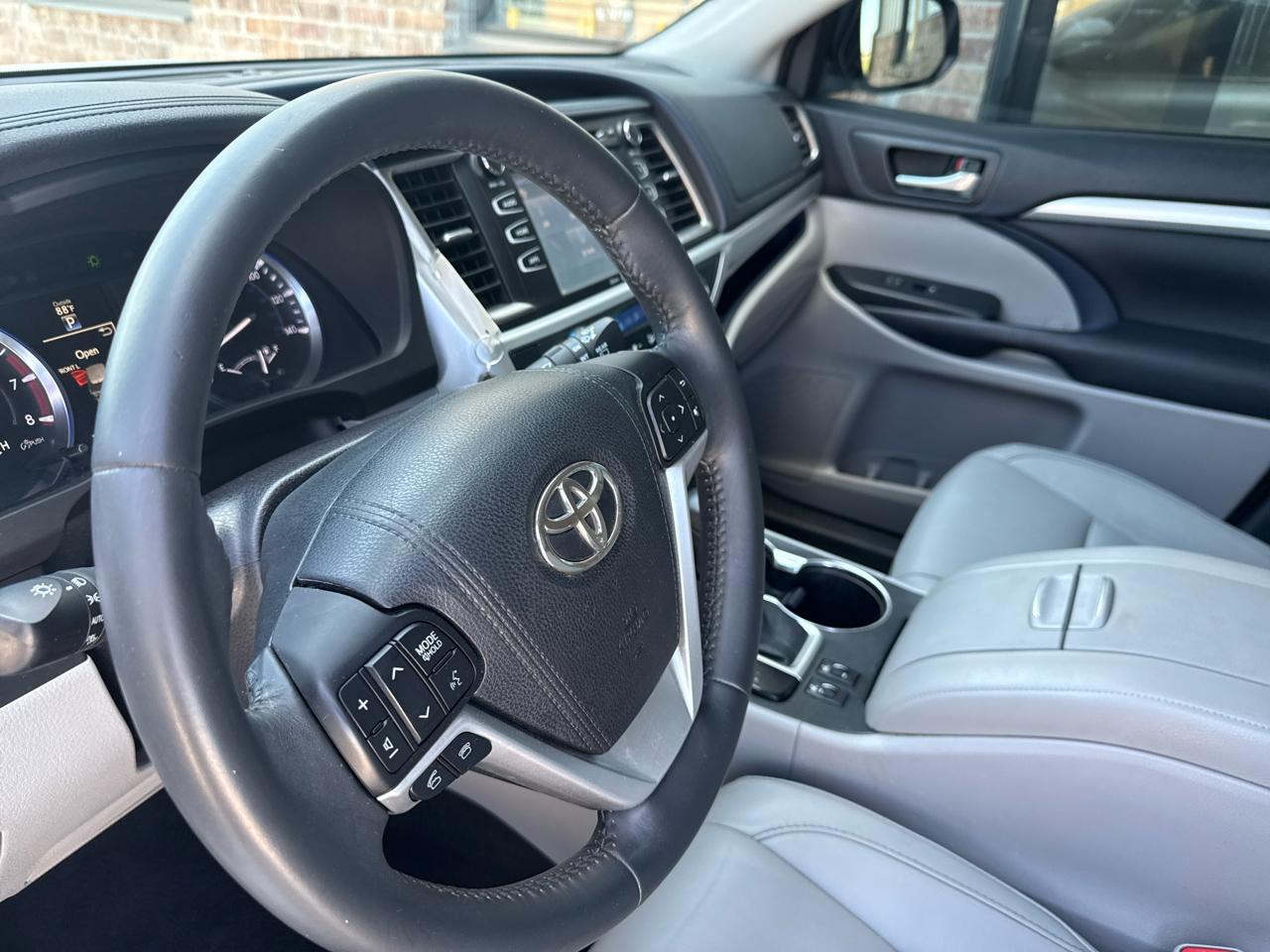Toyota Highlander FWD 4dr V6 XLE (Natl) 2015