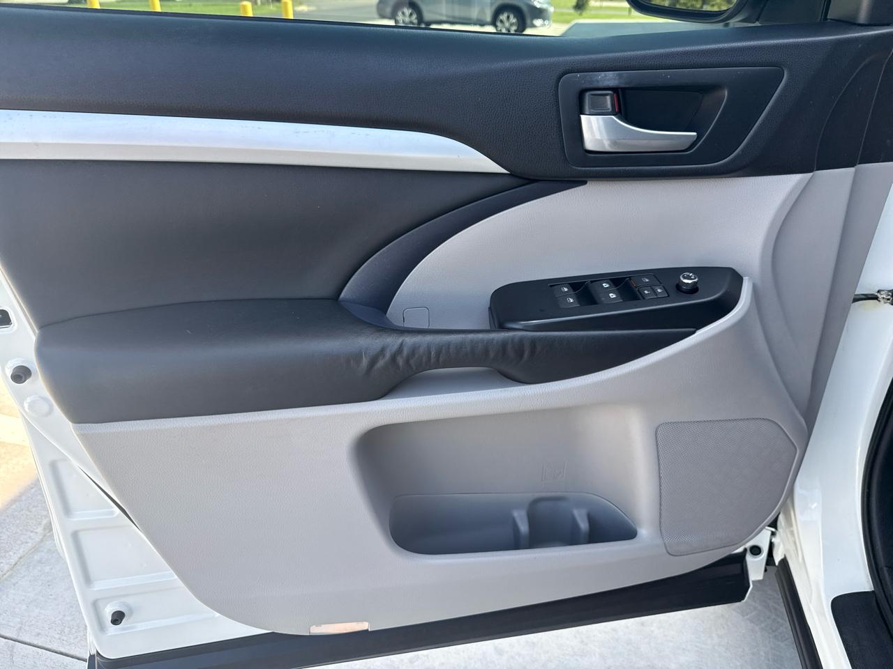 Toyota Highlander FWD 4dr V6 XLE (Natl) 2015