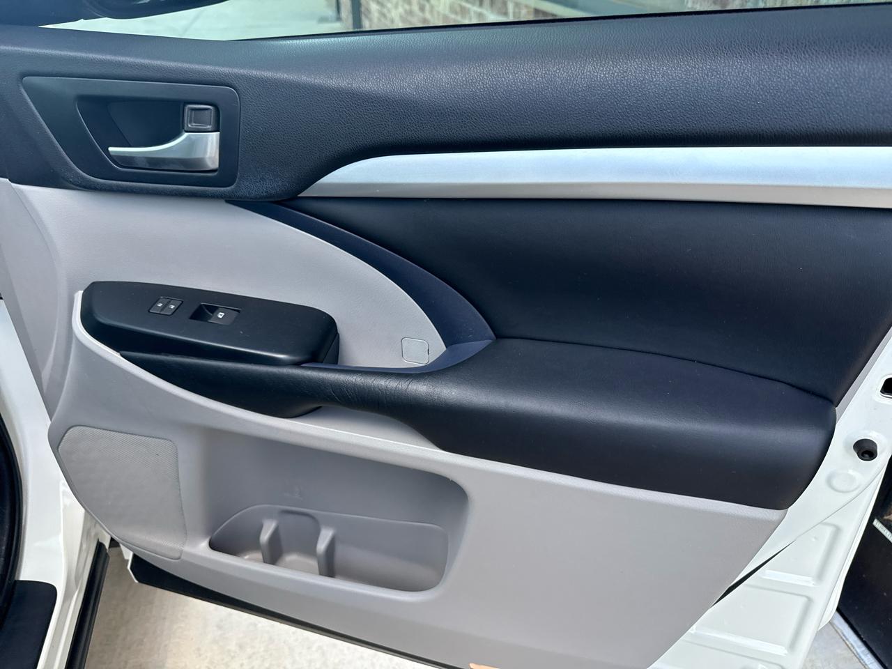 Toyota Highlander FWD 4dr V6 XLE (Natl) 2015