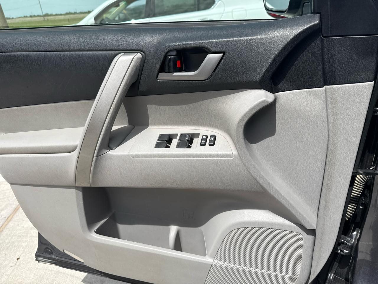 Toyota Highlander FWD 4dr V6 (Natl) 2012