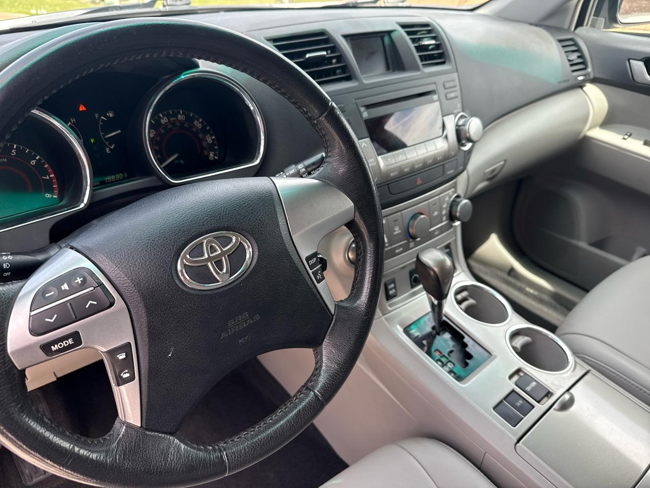 Toyota Highlander FWD 4dr V6 (Natl) 2012