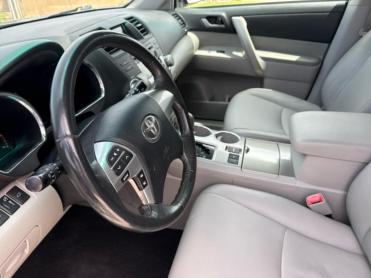 Toyota Highlander FWD 4dr V6 (Natl) 2012