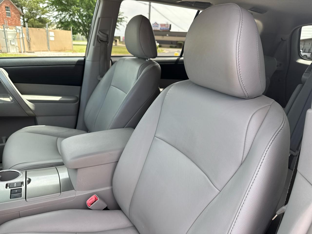 Toyota Highlander FWD 4dr V6 (Natl) 2012