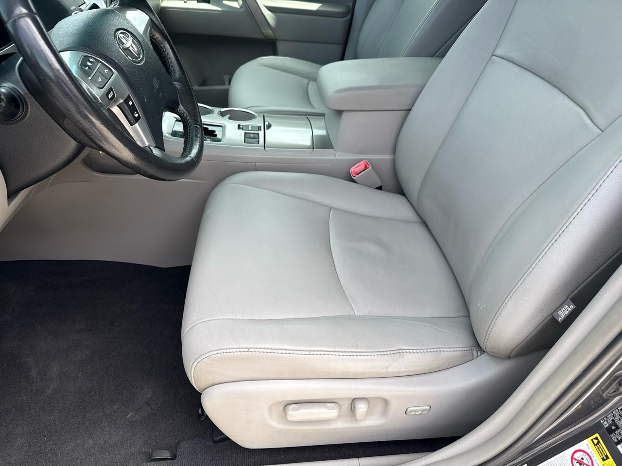 Toyota Highlander FWD 4dr V6 (Natl) 2012