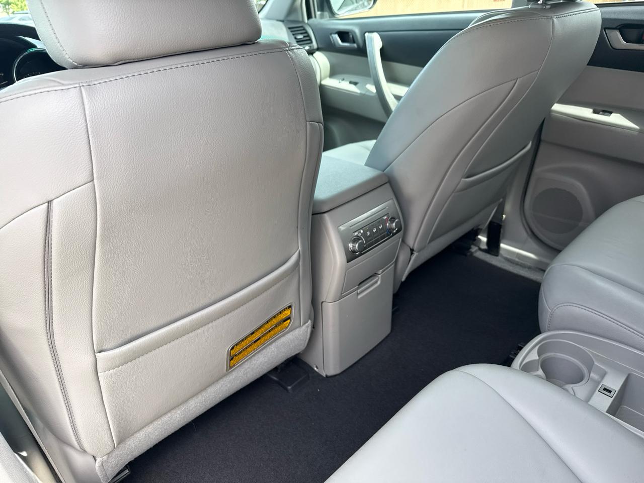 Toyota Highlander FWD 4dr V6 (Natl) 2012
