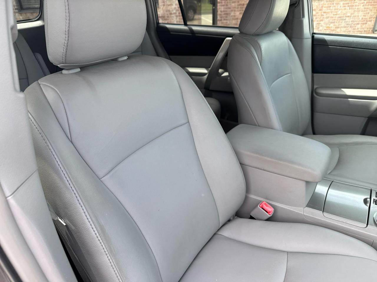 Toyota Highlander FWD 4dr V6 (Natl) 2012