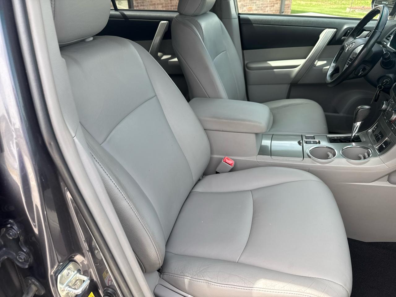 Toyota Highlander FWD 4dr V6 (Natl) 2012