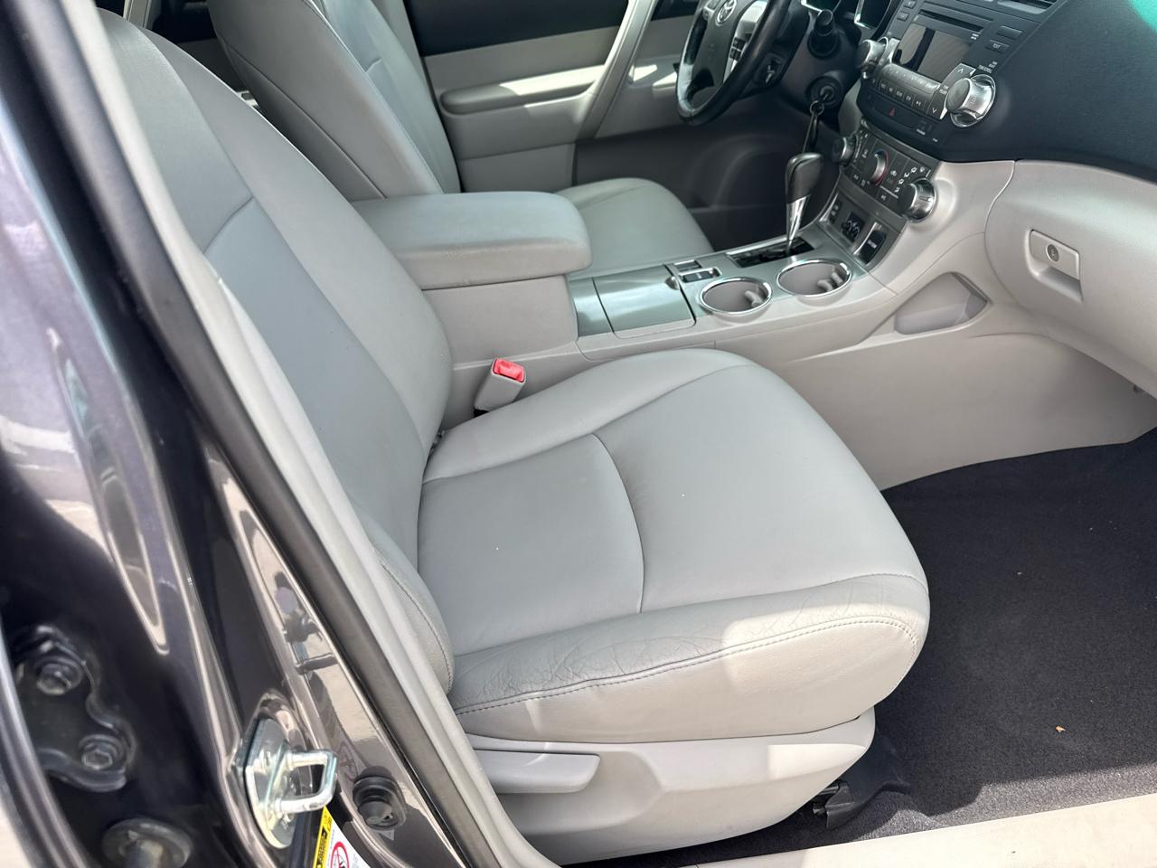 Toyota Highlander FWD 4dr V6 (Natl) 2012