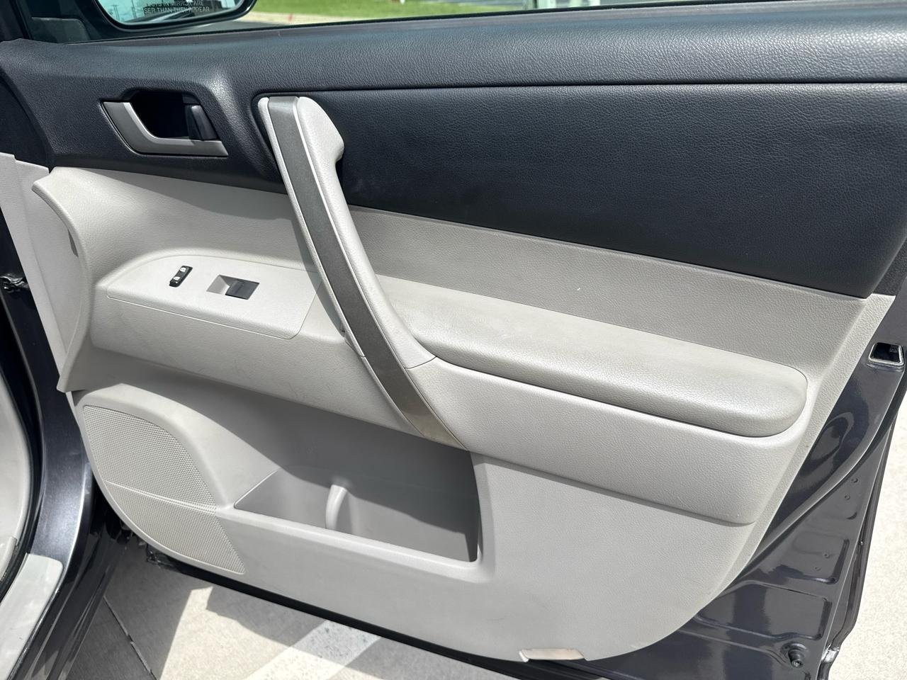 Toyota Highlander FWD 4dr V6 (Natl) 2012