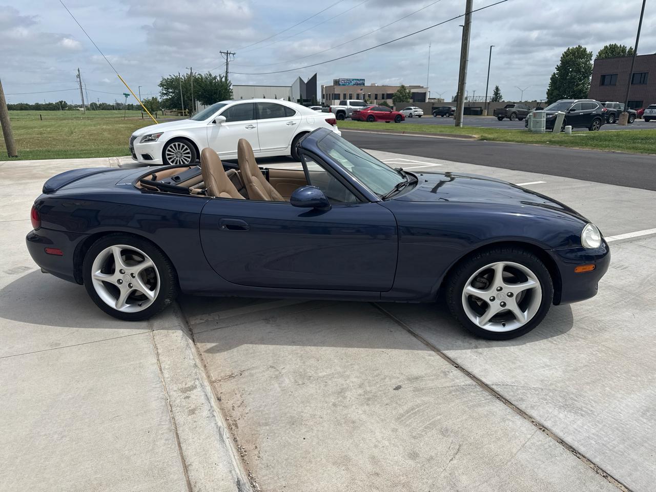 Mazda MX-5 Miata 2dr Conv SE Special Edition 2001