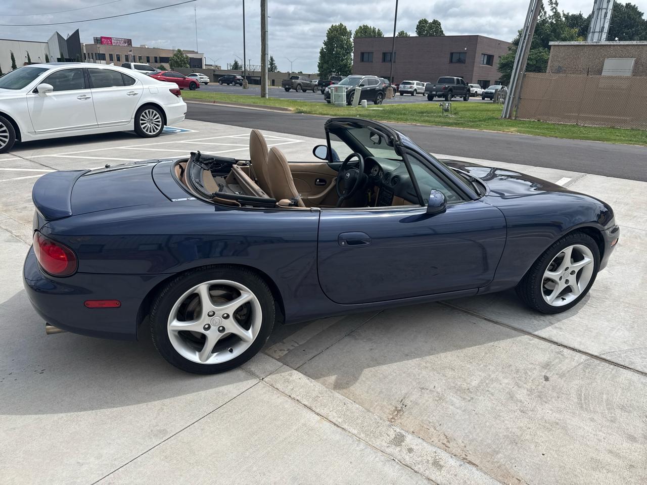 Mazda MX-5 Miata 2dr Conv SE Special Edition 2001