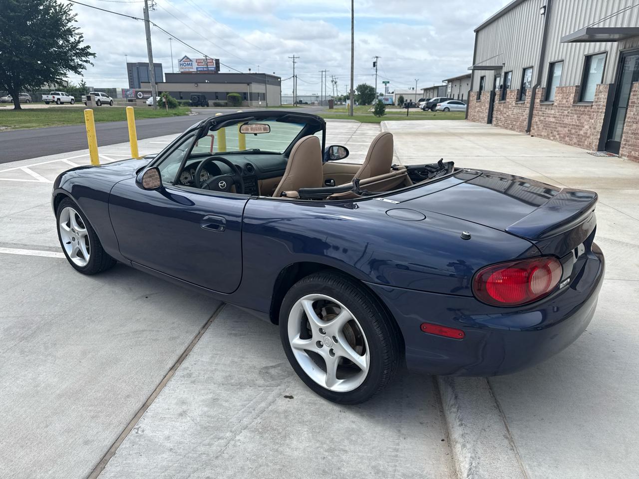 Mazda MX-5 Miata 2dr Conv SE Special Edition 2001