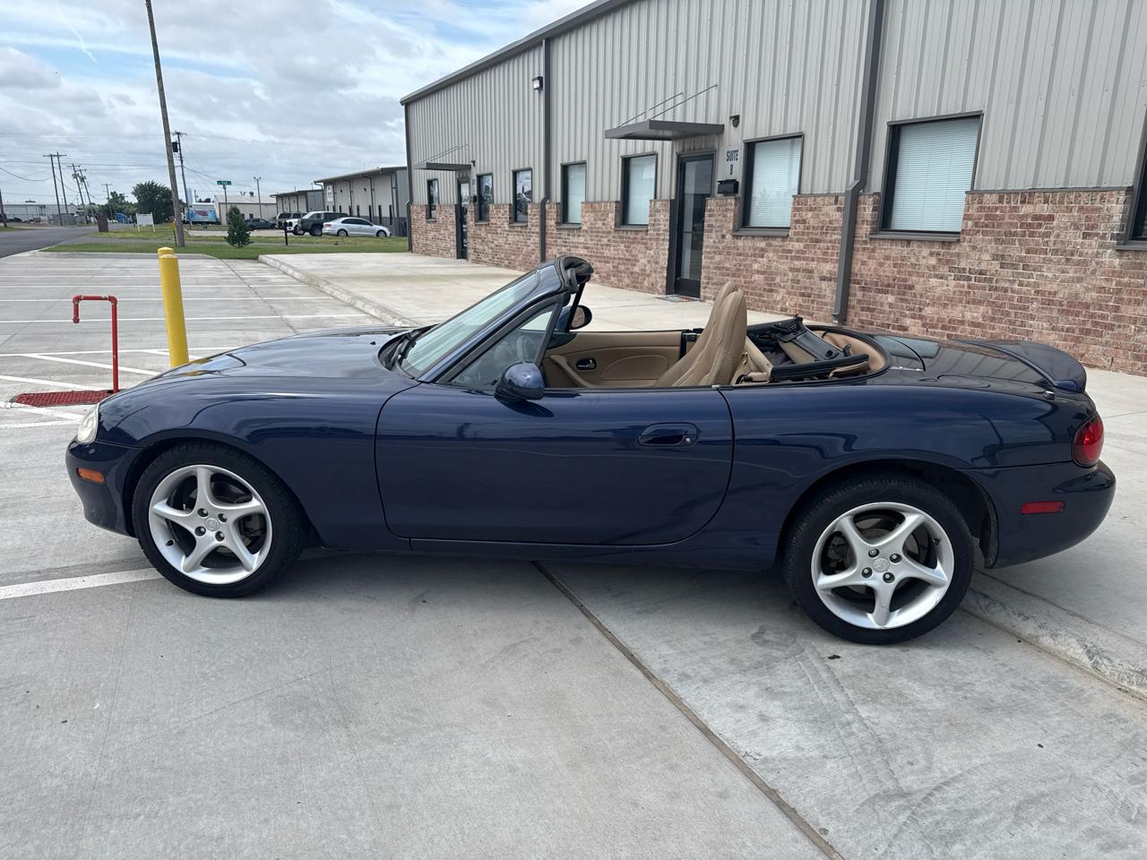 Mazda MX-5 Miata 2dr Conv SE Special Edition 2001