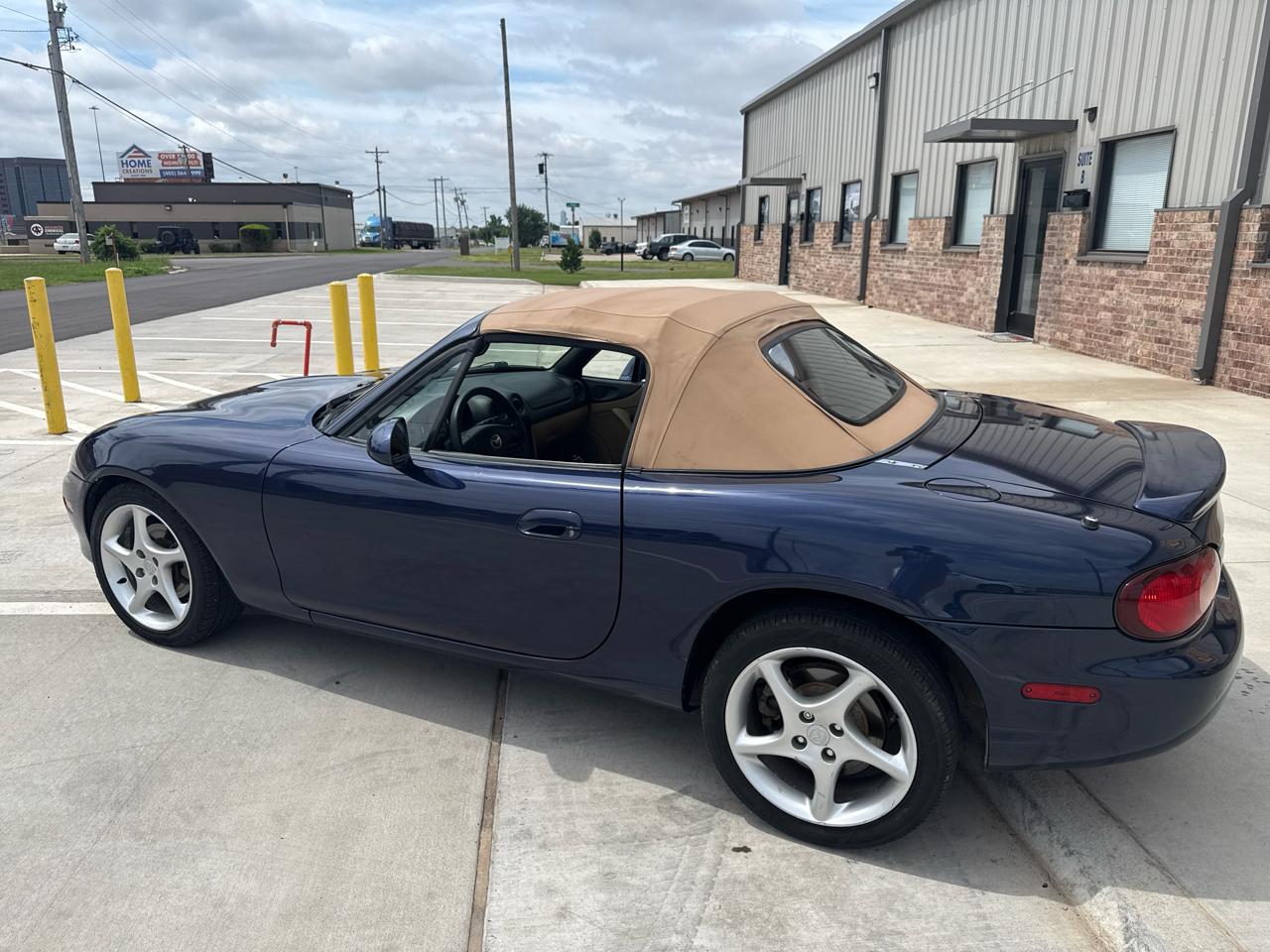 Mazda MX-5 Miata 2dr Conv SE Special Edition 2001