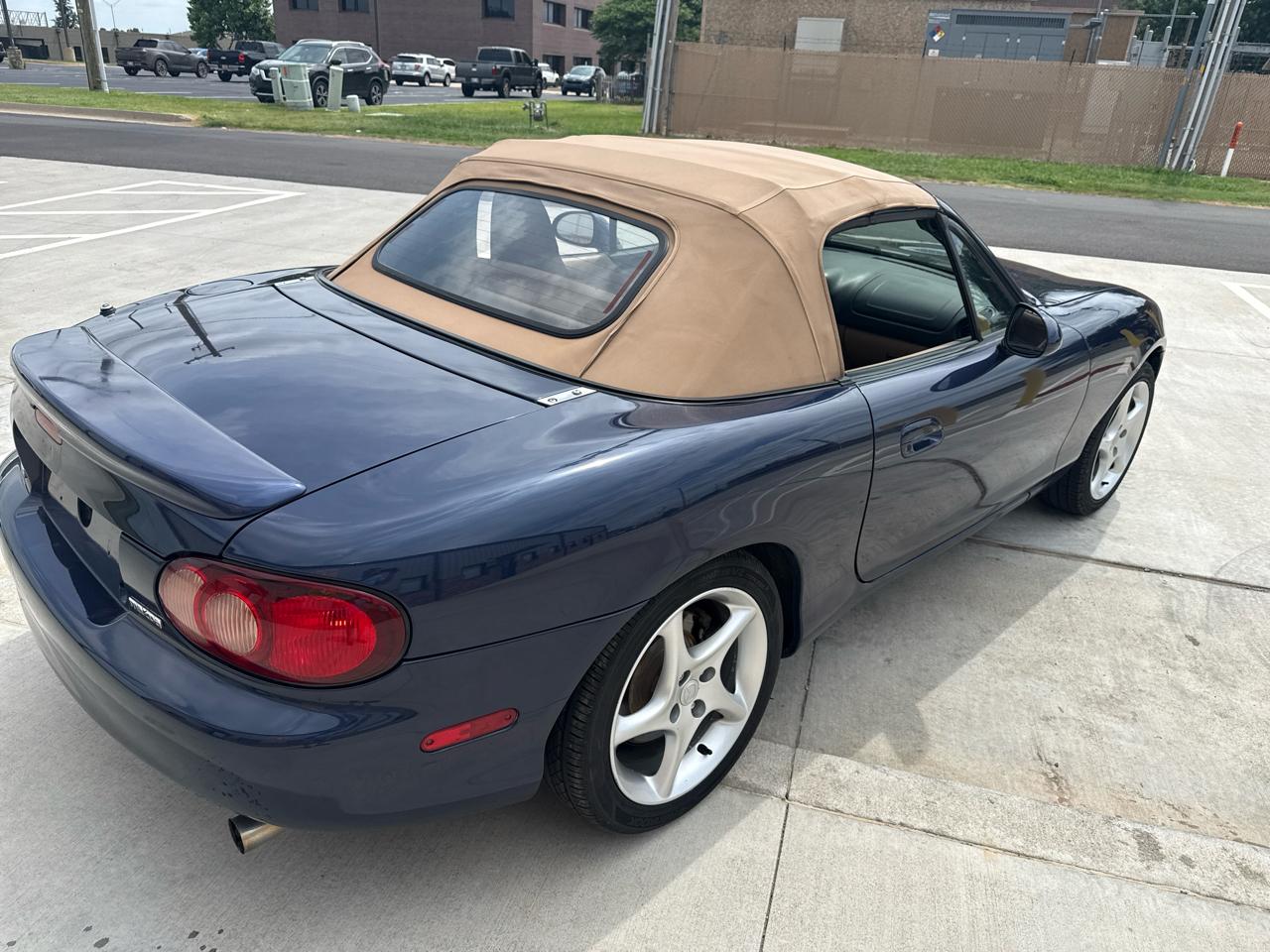 Mazda MX-5 Miata 2dr Conv SE Special Edition 2001