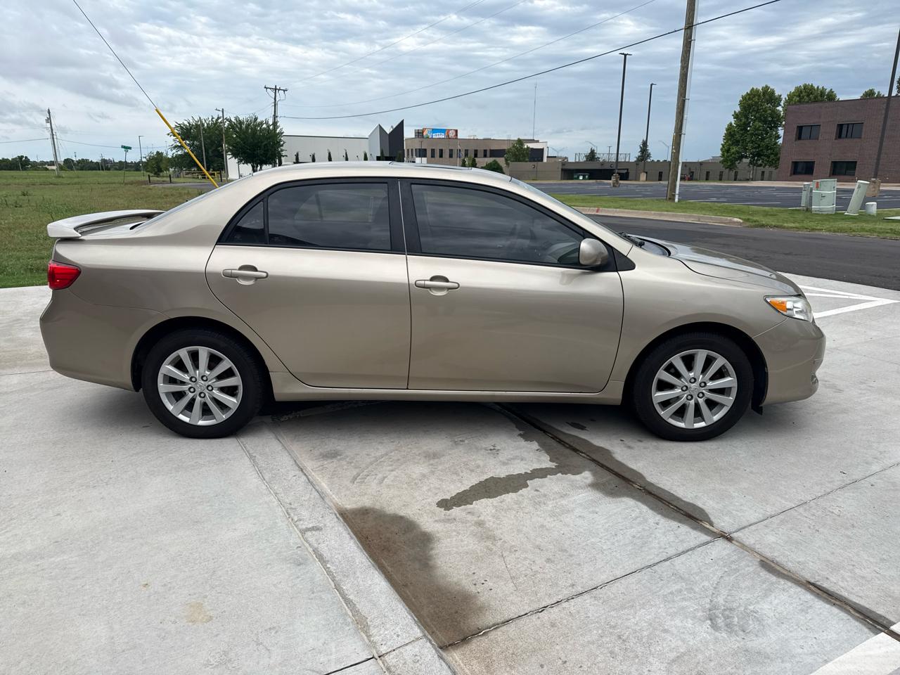 Toyota Corolla 4dr Sdn Man (Natl) 2010