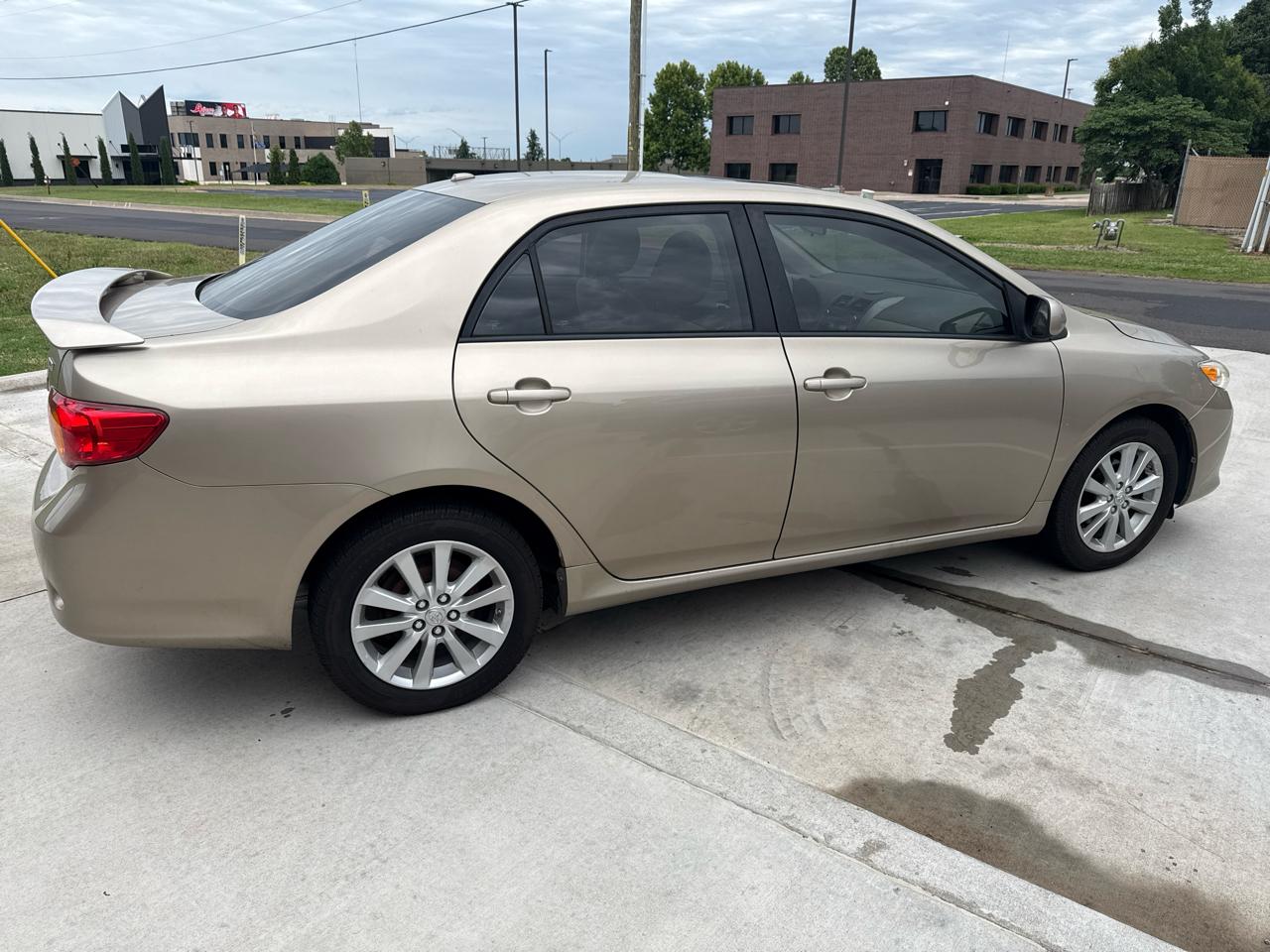 Toyota Corolla 4dr Sdn Man (Natl) 2010