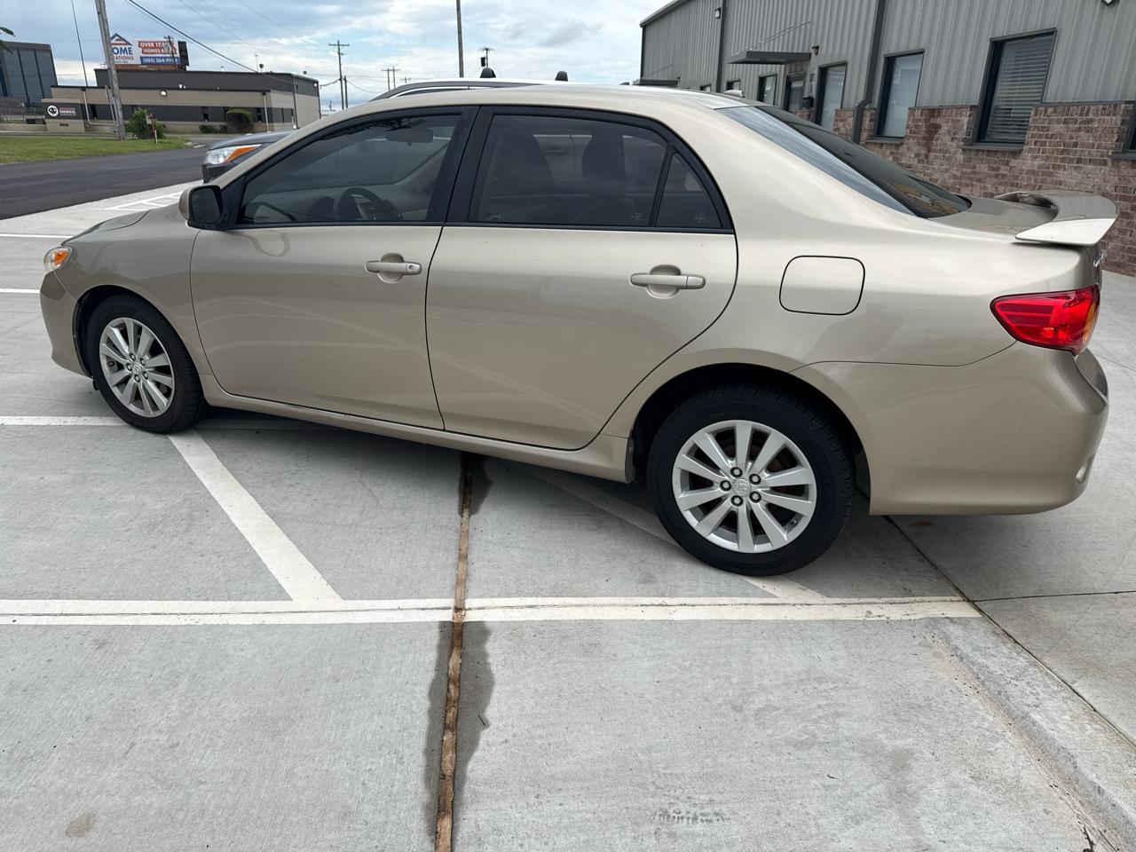 Toyota Corolla 4dr Sdn Man (Natl) 2010