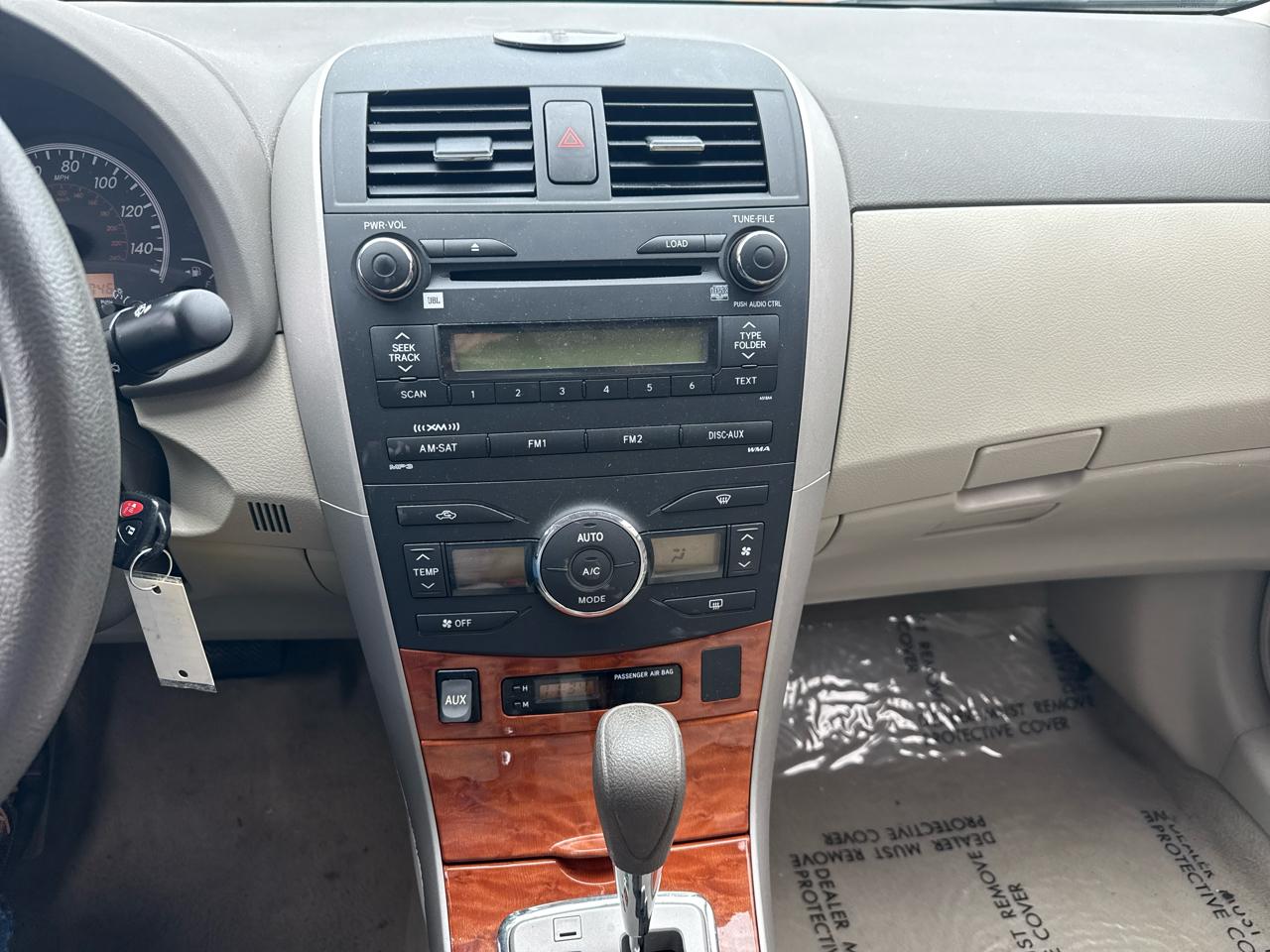 Toyota Corolla 4dr Sdn Man (Natl) 2010