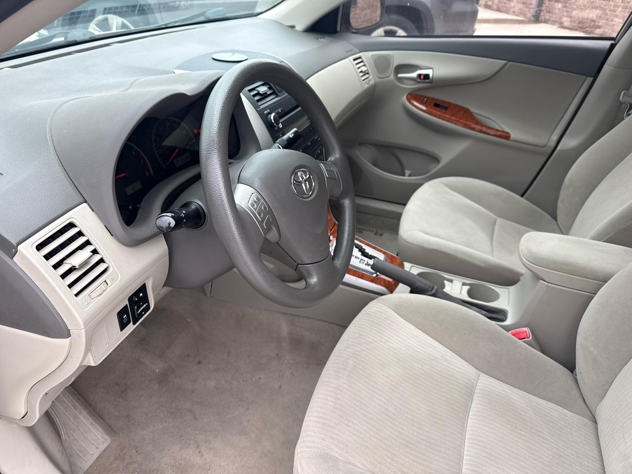 Toyota Corolla 4dr Sdn Man (Natl) 2010